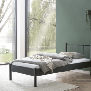 metalen bed moon zwart frame met metalen hoofdbord in moderne slaapkamer