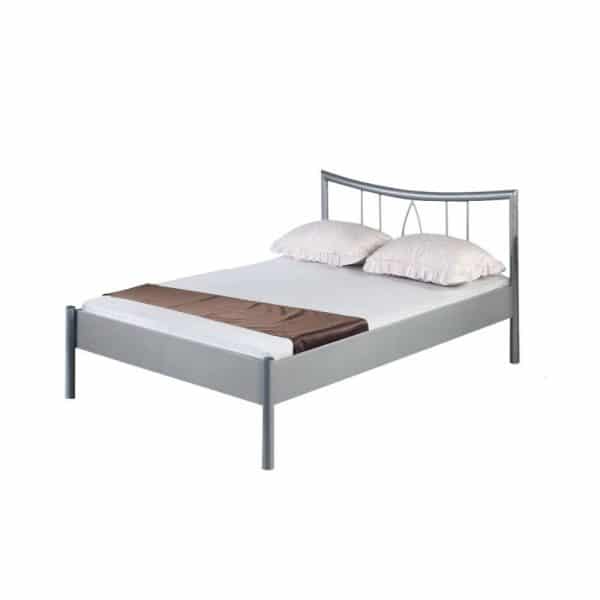 Hanna 1003 e1588241410516 metalen bed hanna grijze frame met hoofdbord met roze kussen in lege ruimte