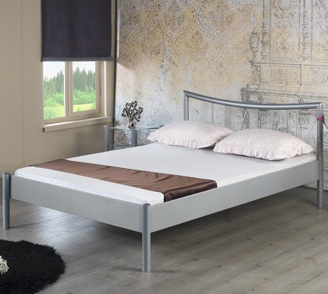 Hanna 1003 web e1588241652475 metalen bed hanna grijze frame met hoofdbord met roze kussen in slaapkamer