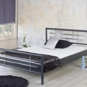 Metalen bed Holly zwart frame met metalen hoofdbord en voetbord in sfeerkamer