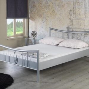 Metalen bed Luisa grijze frame met metalen hoofdbord en metalen voetenbord in slaapkamer