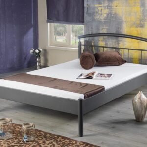 Metalen bed Nina grijze frame en hoofdbord in slaapkamer