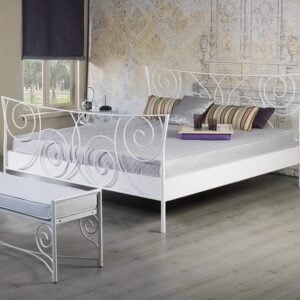 Sofia metalen bed wit frame met hoofdbord en voetenbord en metalen bankje in kamer