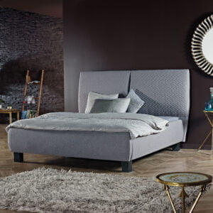 Elegant gestoffeerd bed Berlijn met grijze bekleding, zwarte poten en een groot hoofdbord.