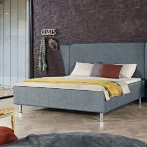 Moderne gestoffeerd bed type 'parijs' met een grijze kleur en groot hoofdbord