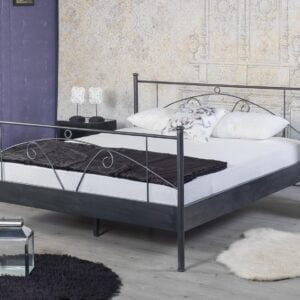 Metalen bed Anna zwart met opgemaakt bed met metalen hoofdbord