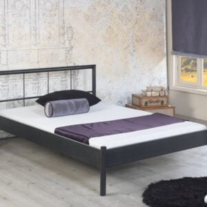 Metalen bed Daisy zwarte frame met metalen hoofdbord en paars ingerichte kamer