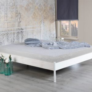 Wit metalen bed Ida met metalen hoofdbord in kamer