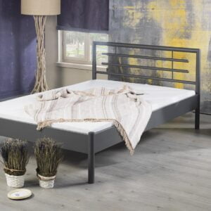 Metalen bed Lia grijze frame met metalen hoofdbord in kamer met planten