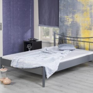 Metalen bed Lucy grijs metalen frame met hoofdbord in sfeer kamer