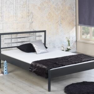 Metalen bed Molly zwarte frame, opgemaakt bed in kamer