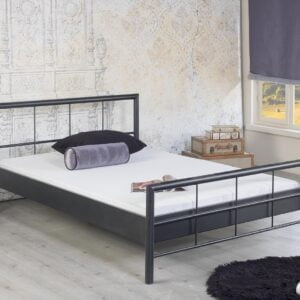 Metalen bed Ruby zwarte frame met hoofdbord en voetbord van metaal in paars ingerichte kamer