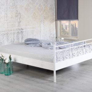 Wit metalen bed Sara met metalen hoofdbord en metalen voetbord in kamer