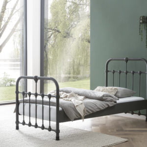 Metalen bed Emma zwart opgemaakt in moderne kamer