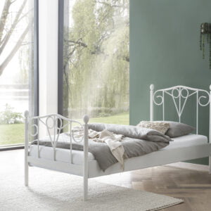 Metalen kinderbed maya wit met opgemaakt bed in moderne kamer