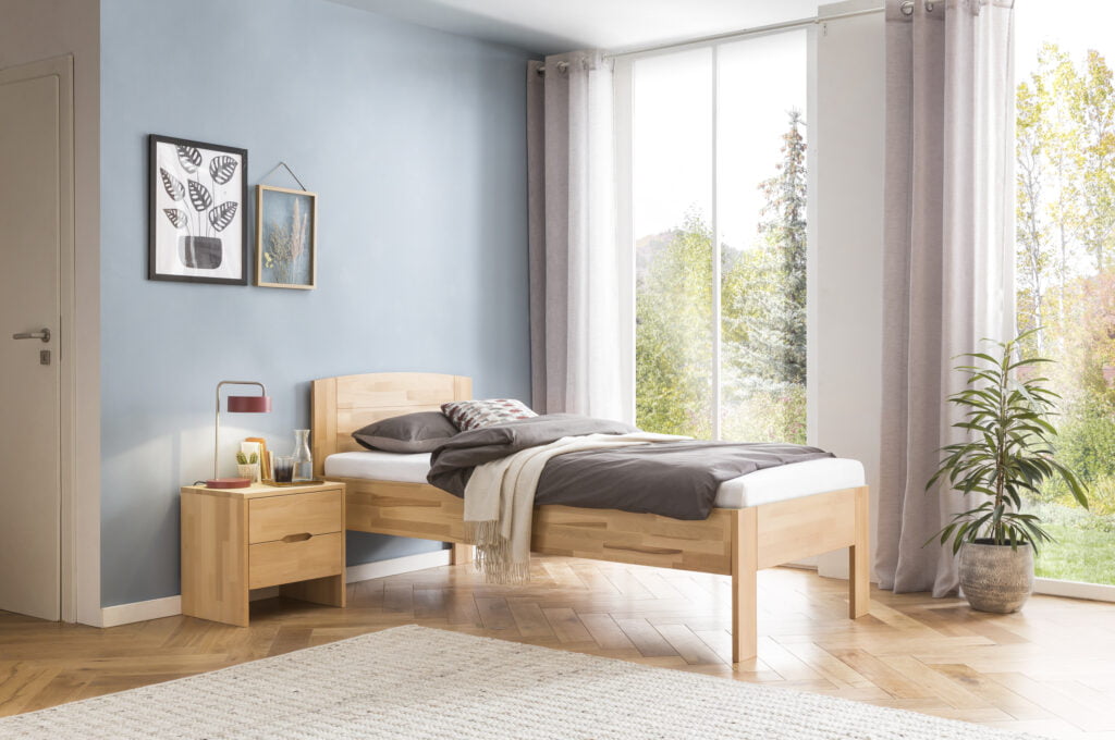 Comfort Senior Bed 703 zonder hoofdbord lichtbruine kleur en opgemaakt bed