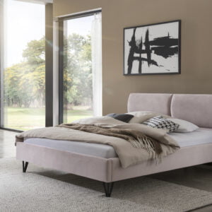 Modern gestoffeerd bed model 'milano' met een licht roze klaar en hoog hoofdbord