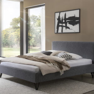 Modern gestoffeerd bed model 'Torino' wat een donkergrijze kleur heeft en een hoog hoofdbord