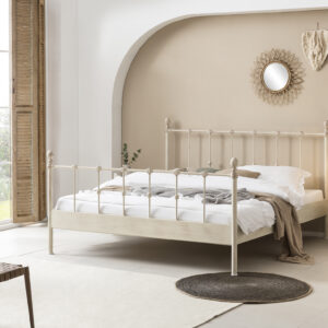 Metalen bed Francesca beige in moderne kamer en opgemaakt bed