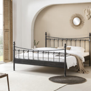 Metalen bed Camilla zwart in moderne kamer en opgemaakt bed