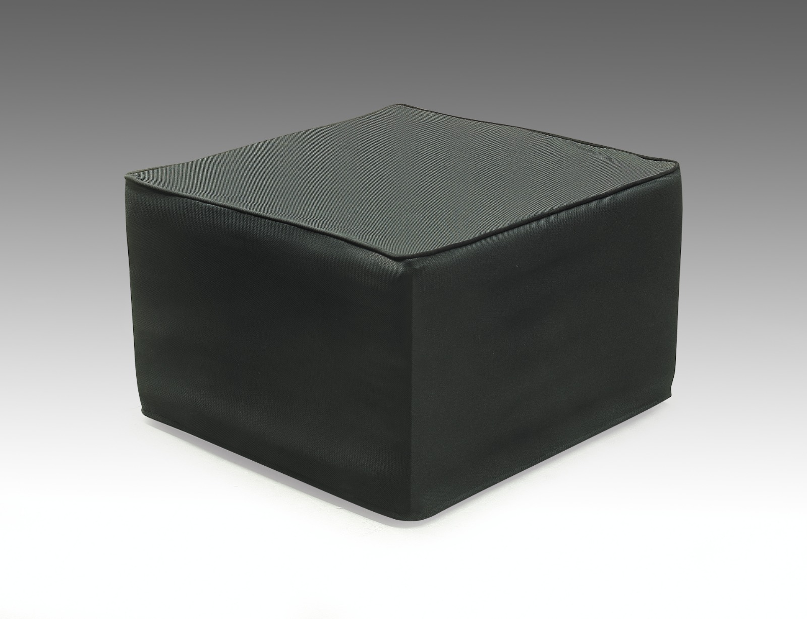 IMG 20230829 WA0008 Slaappoef met zwarte stof als poef zonder dat het uitgeklapt is