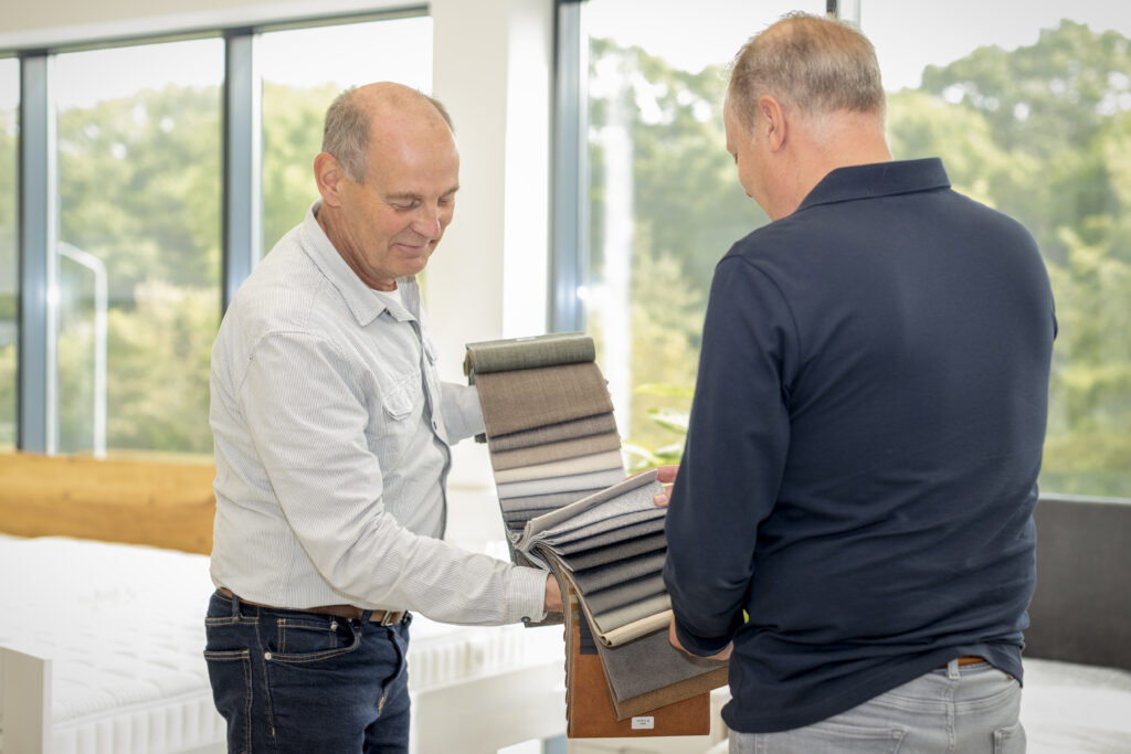 John de eigenaar laat de showroom zien aan een klant