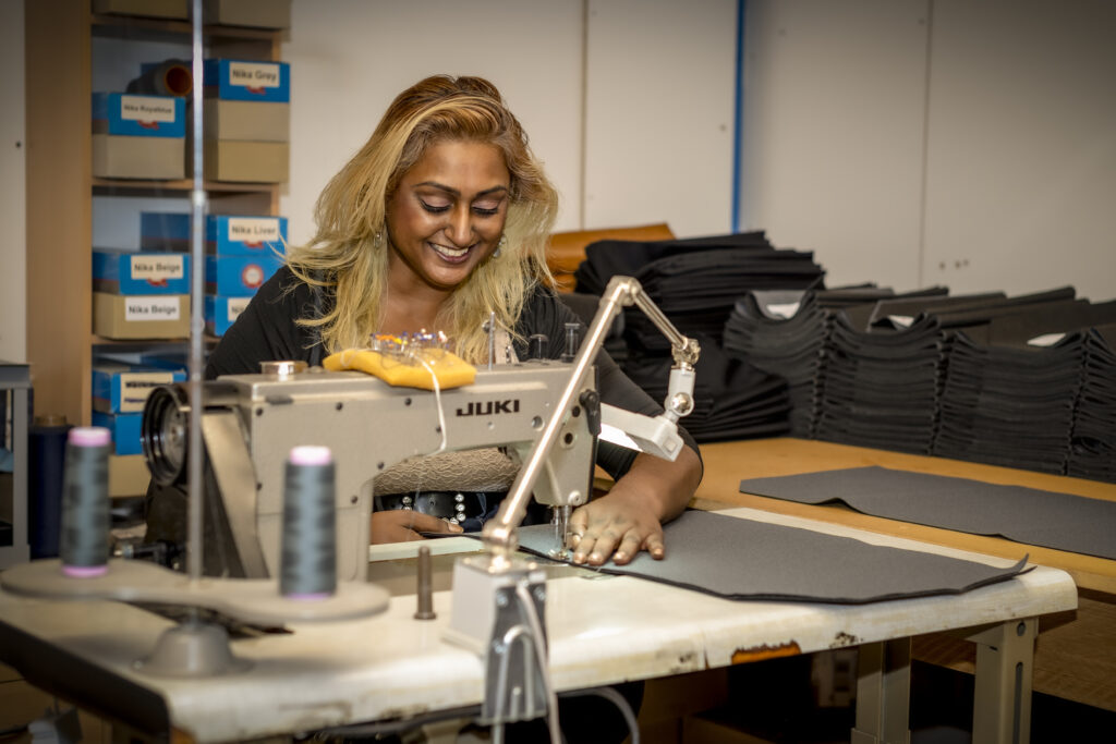 Monique bezig in het atelier met het bewerken van de stoffen