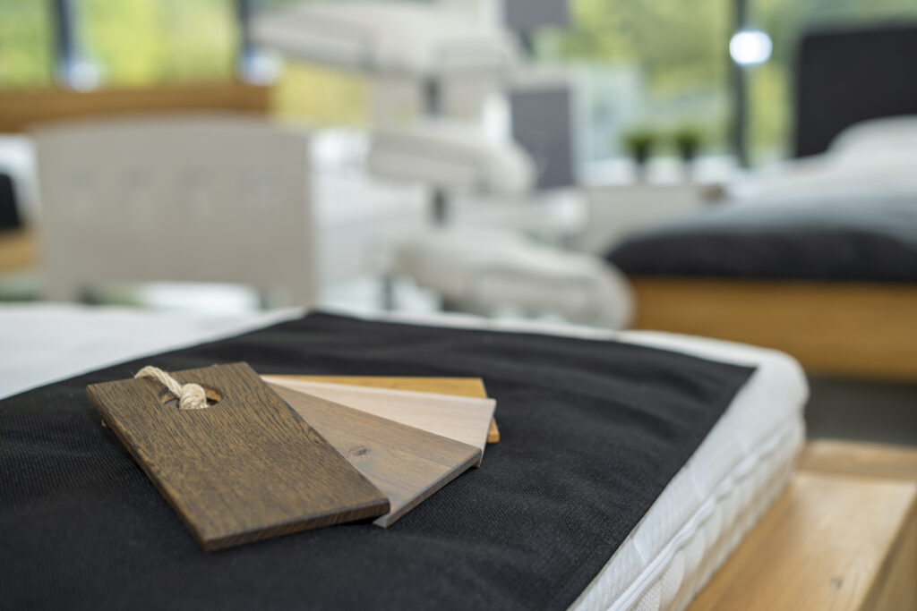 Bed in de showroom, waarbij je kan zien welke verschillende materialen je kunt kiezen
